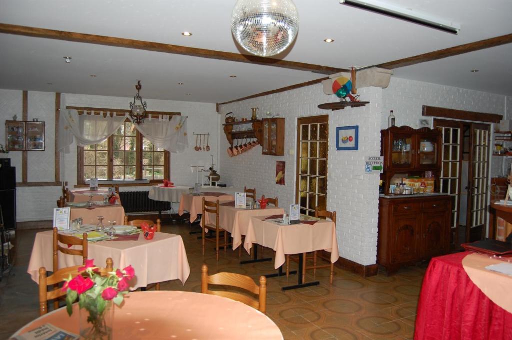 AUBERGE du BORD des EAUX - Demi-pension assurée sur réservation Saint-Amand-les-Eaux Esterno foto