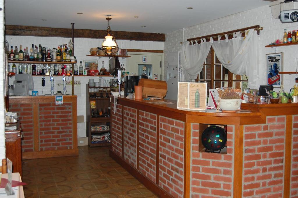 AUBERGE du BORD des EAUX - Demi-pension assurée sur réservation Saint-Amand-les-Eaux Esterno foto